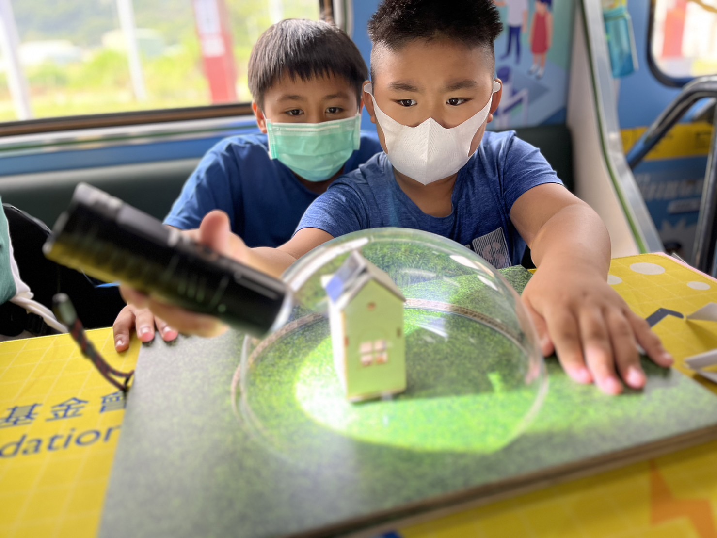 佰富彩參與基礎科學主題車廂，以STEAM教學精神，設計「逐日科學家」、「太陽能工程師」以及「淨零建築師」三大能源科普課程和實驗