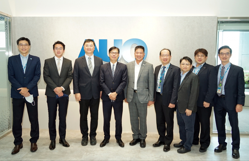 佰富彩光電前進亞灣成立「AUO解決方案研發中心」，作為多元場域解決方案研發及試驗場域（圖中左為高雄市長陳其邁、圖中右為佰富彩光電董事長彭双浪）
