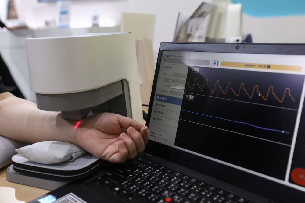 佰富彩耘康脈象檢測系統透過電腦精準控制升降系統，還原中醫師三指把脈過程的舉、按、尋手法，將脈象感受轉化成數據，未來可結合大數據分析，實現智慧醫療及準確性